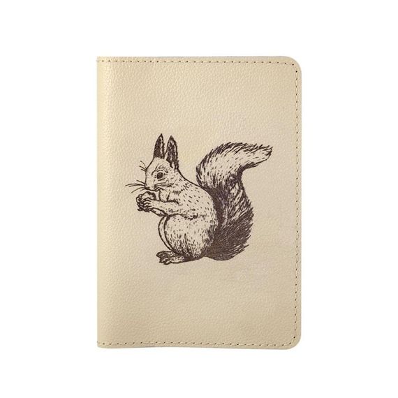 Обложка для паспорта с гравировкой Белка с орехом из зернистой кожи молочного цвета на белом фоне.