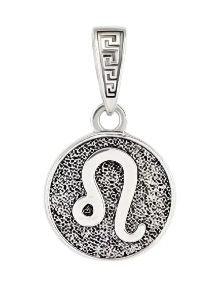 Фото кулон Лев знак зодиака из серебра на белом фоне.