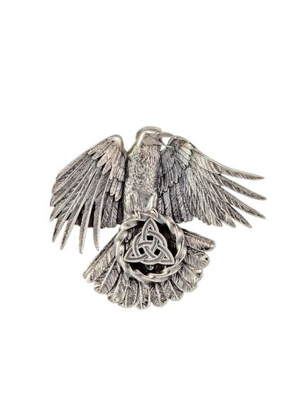 Фотография подвески скандинавский ворон Одина из серебра вид в анфас на белом фоне.