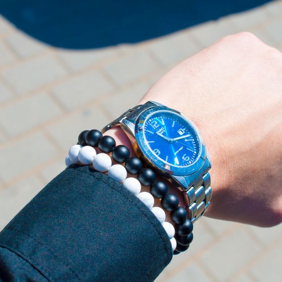 Браслет из шунгита на резинке вид на руке с двумя браслетами