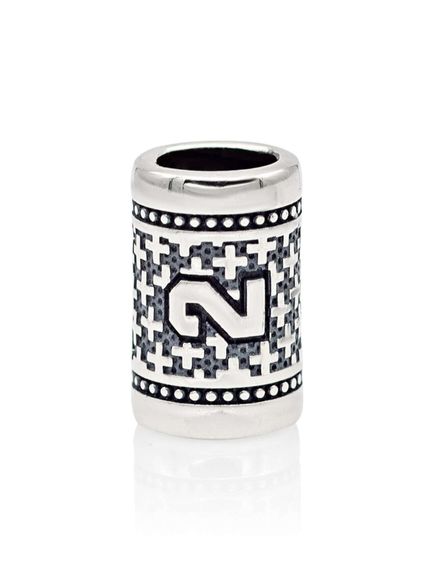 Фото шарм цифра 2 из серебра на белом фоне анфас