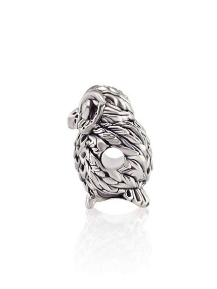 Изображение шарма подвески совенок на белом фоне, диаметр отверстия 2 мм. Вид слева.