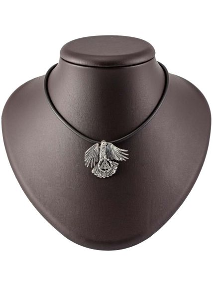 Фото кулона скандинавский ворон Одина из серебра вид на коричневом постаменте в масштабе.