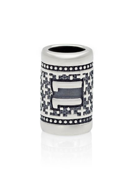 Фото шарм цифра число 11 из серебра на белом фоне анфас