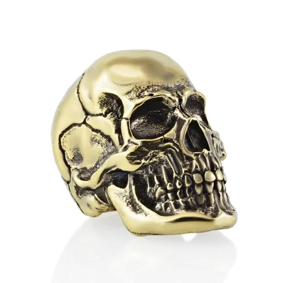 Фото бронзовой темлячной бусины Skull Victory, вид с левой части.