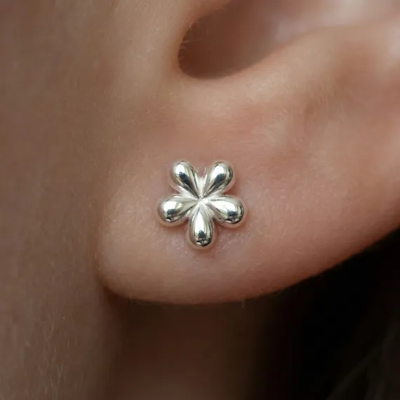 Серьги-пусеты Цветок mini из серебра 925 пробы, главное фото