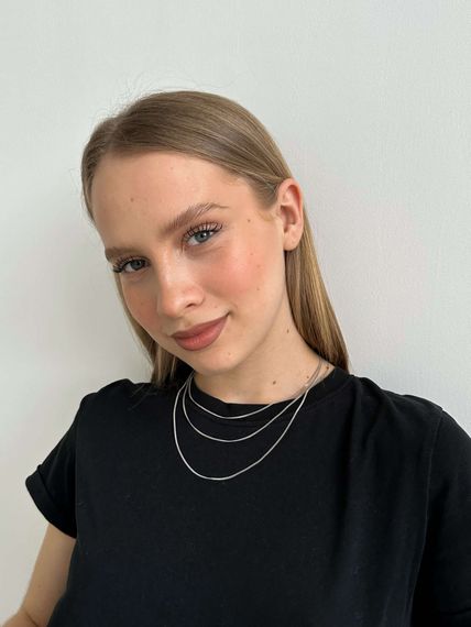 Фото цепочка на шею гурмета серебро 9265 на модели в отдалении