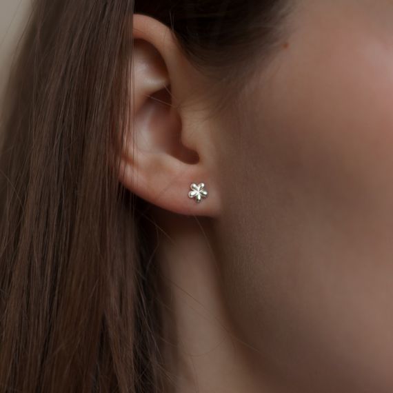 Серьги-пусеты Цветок mini из серебра 925 пробы, живое фото 2