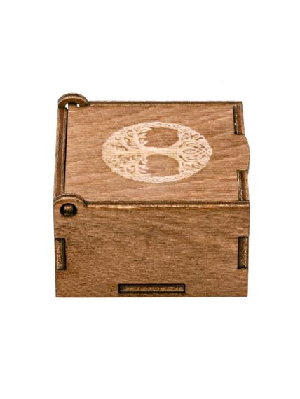 Изображение подарочной коробки из фанеры 56х56х33, вид справа.