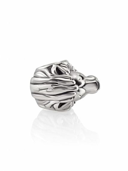 Фото на размерной сетке шарма подвески лев в масштабе.