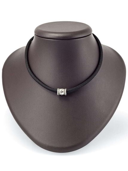 Шарм «Руна Вуньо» из серебра на постаменте