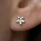 Серьги-пусеты Цветок mini из серебра 925 пробы, главное фото