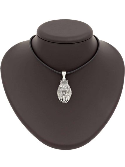 Фото подвески Лапа Велеса из серебра на постаменте