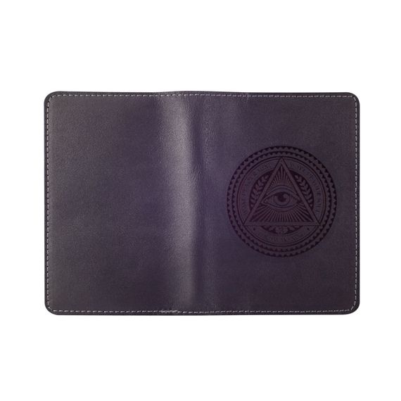 Фотография обложки из кожи серого цвета с гравировкой всевидящее око в полном развороте.