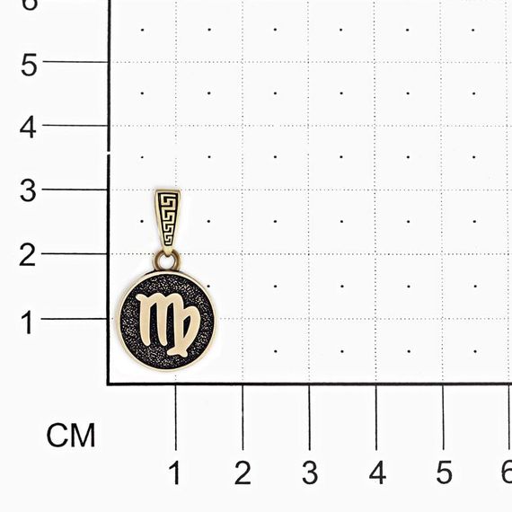 Изображение бронзовой подвески Дева на размерной сетке.