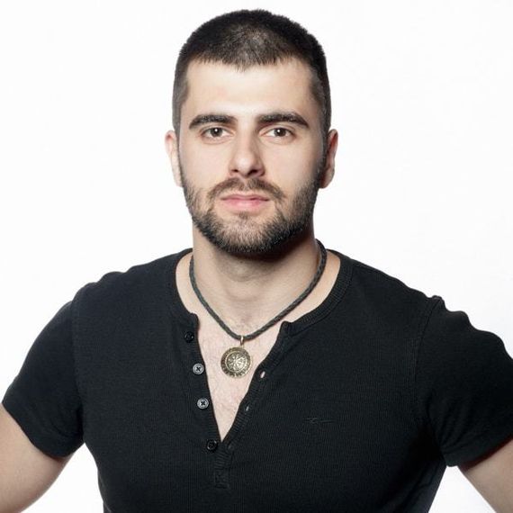 Фотография  амулета агисхьяльм на модели.