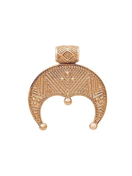 Фото вид сзади оберега Макошь из серебра с позолотой на белом фоне.