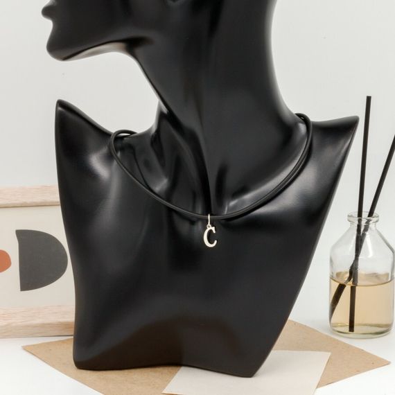 Подвеска в виде буквы С - кулон из серебра 925 пробы на постаменте