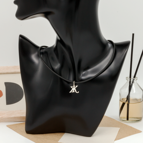 Подвеска в виде буквы Ж - кулон из серебра 925 пробы на постаменте