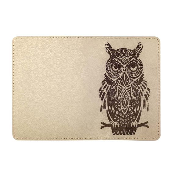 Фотография обложки для паспорта мудрая сова полном развороте из зернистой кожи молочного цвета.