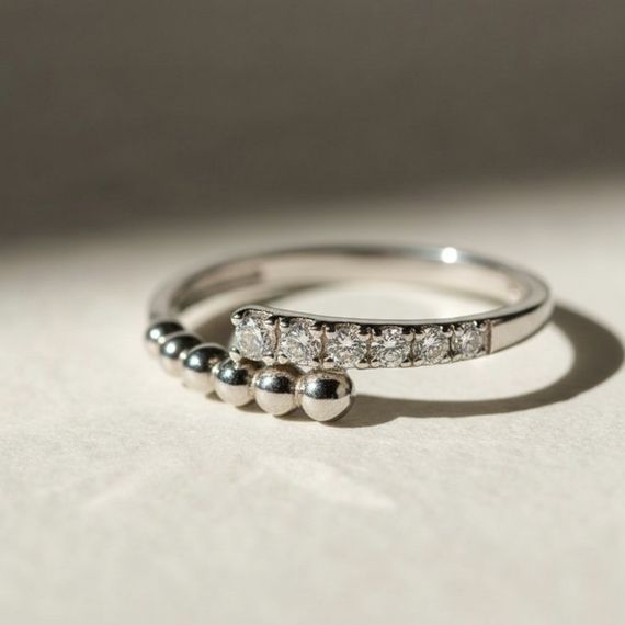 Кольцо Точки с камнями из серебра 925 пробы с фианитами, живое фото 2