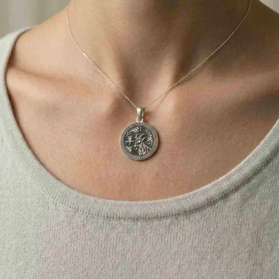 Китайский знак зодиака Коза - подвеска из серебра, живое фото 1