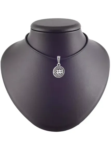 Фото кулона Водолей знак зодиака из серебра, вид на постаменте.