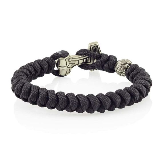 Изображение браслета из паракорда с шармами молот Тора и медведь на столе с обратной стороны.