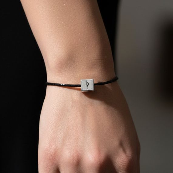 Шарм куб с руной Турисаз - подвеска из серебра 925 пробы, живое фото 1