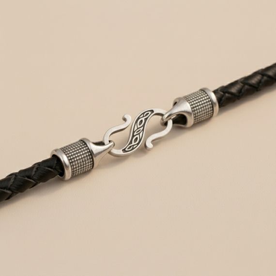 Браслет гайтан из натуральной кожи с руной Альгиз мельхиор, живое фото 2