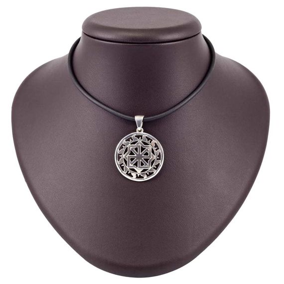 Купить подвеску амулет Молвинец большой из серебра, фото на постаменте.