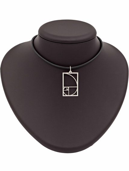 Фото подвески золотое сечение в квадратном контуре из серебра, вид на постаменте.