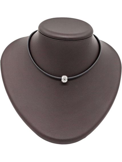 Фотография шарма Агисхьяльм из серебра 925 пробы на манекене.