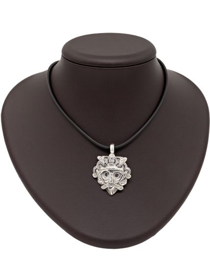 Фотография серебряной подвески маска Одина на постаменте в масштабе.