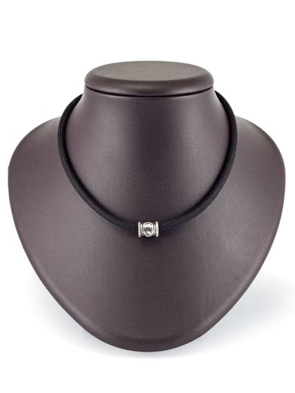 Фотография шарма Кеназ из серебра 925 пробы на постаменте.