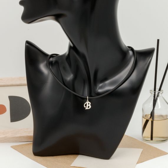 Подвеска в виде буквы А - кулон из серебра 925 пробы на постаменте