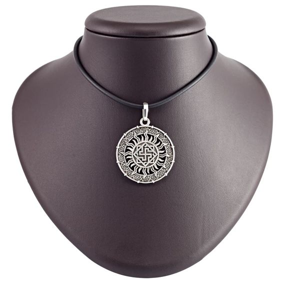 Изображение кулона валькирия в солнце на постаменте.