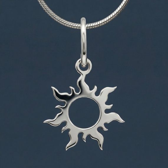 Кулон Солнце малое - подвеска из серебра, главное фото на синем фоне