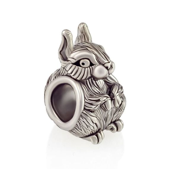 Фото слева серебряной белки шарма подвески.