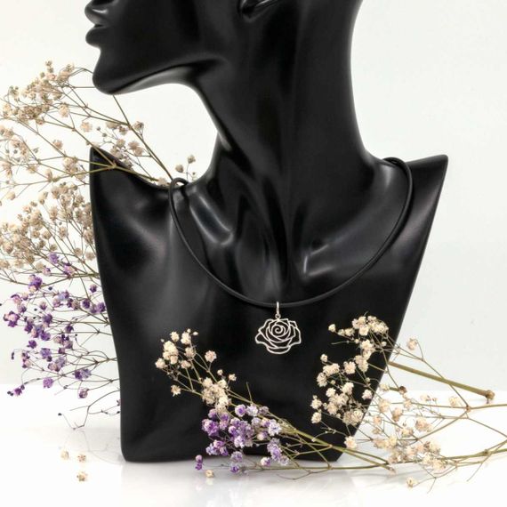 Роза - подвеска серебряная ювелирная, фотография с реквизитом