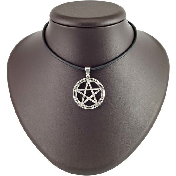 Фото серебряной подвески Пентаграмма на постаменте.