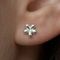 Серьги-пусеты Цветок mini из серебра 925 пробы, главное фото