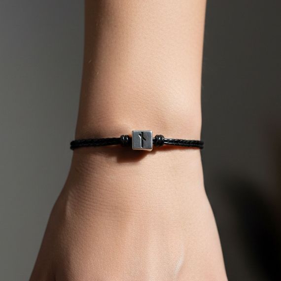 Шарм куб с руной Наутиз - подвеска из серебра 925 пробы, живое фото 1