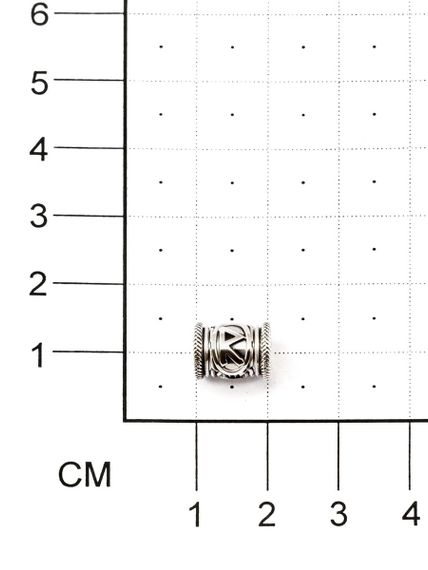 Фотография шарма Райдо из серебра 925 пробы на размерной сетке.
