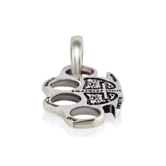 Изображение подвески кастета Константина под наклоном.