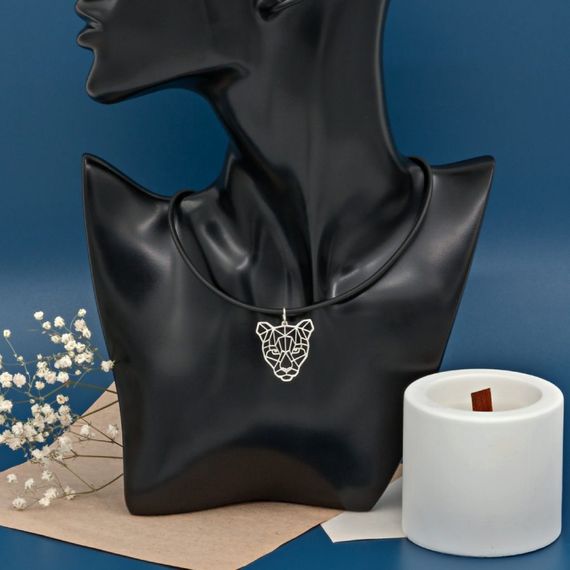 Пантера - подвеска серебряная ювелирная, фото с реквизитом 1