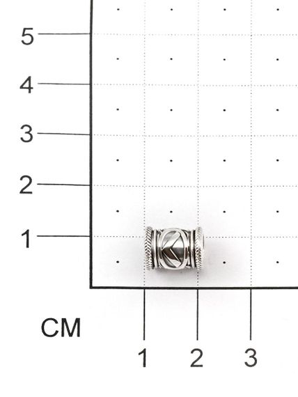 Фотография шарма Кеназ из серебра 925 пробы на размерной сетке.